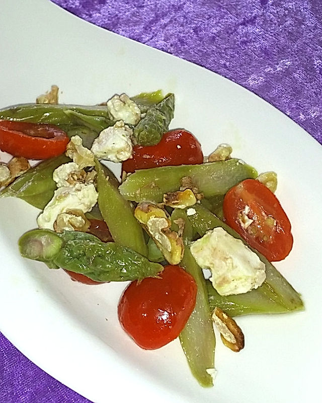 Gebratener Spargelsalat mit Feta, Tomaten und Garnelenspießen