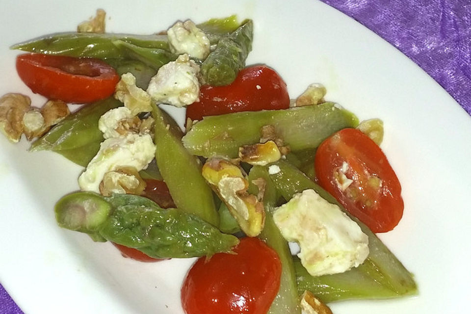 Gebratener Spargelsalat mit Feta, Tomaten und Garnelenspießen