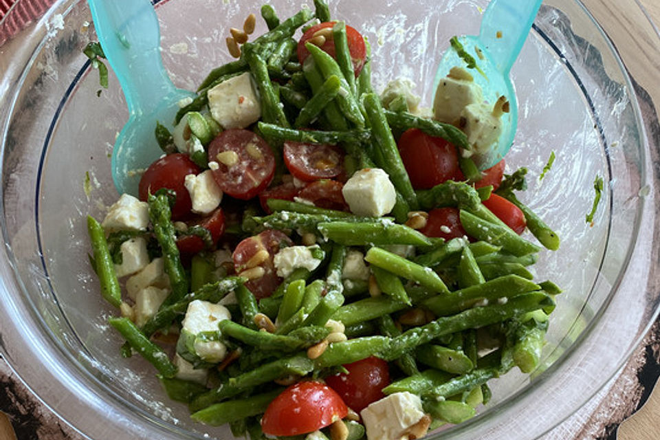 Gebratener Spargelsalat mit Feta, Tomaten und Garnelenspießen