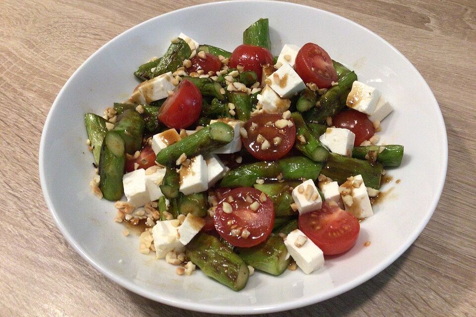 Gebratener Spargelsalat mit Feta, Tomaten und Garnelenspießen