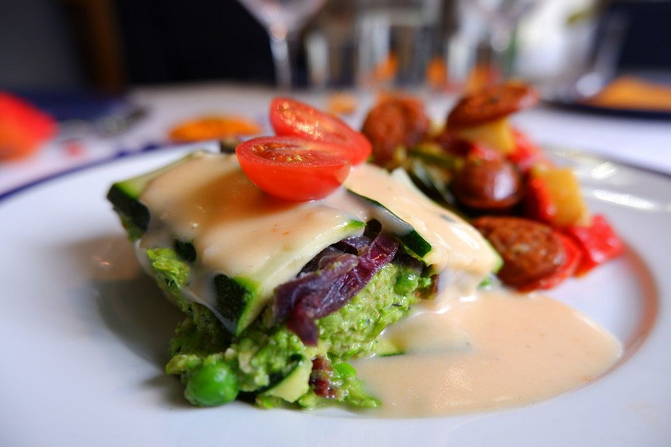 Zucchini-Lasagne mit Erbsen-Basilikum-Pesto und karamellsierten Zwiebeln