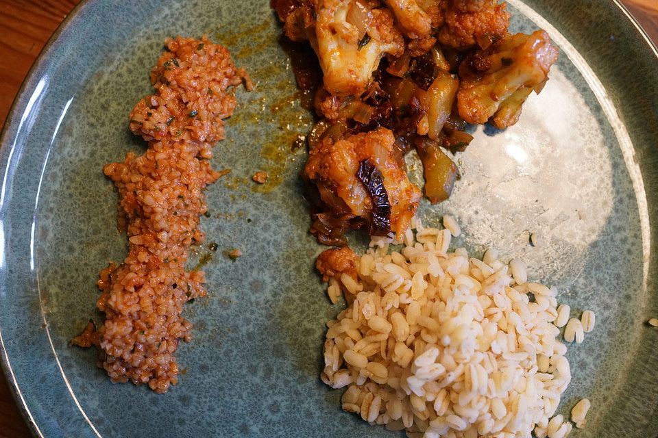 Bulgur-Frikadellen mit Zartweizen und Gemüse