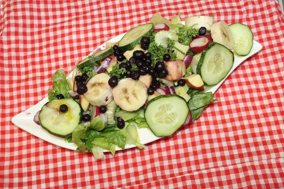 Bunter Salat mit Apfel und Banane