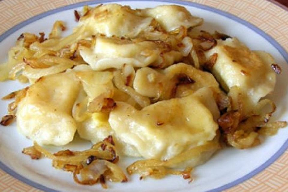 Piroggen mit Kartoffelbrei-Schinken-Füllung