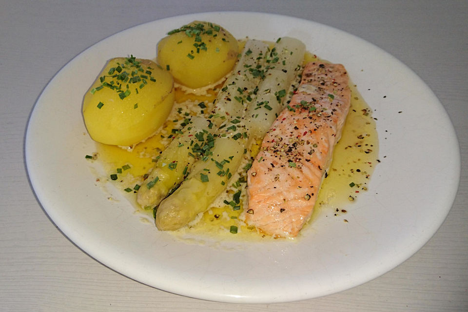 Spargel mit Lachs in Zitronenbutter