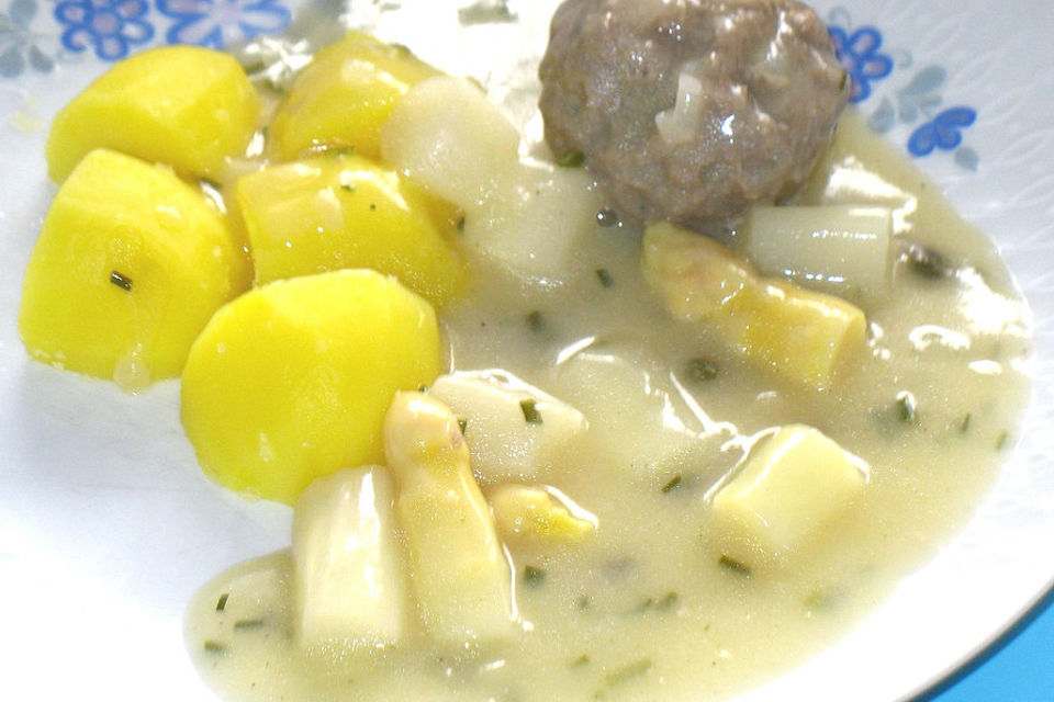 Spargelragout mit Königsberger Klopsen