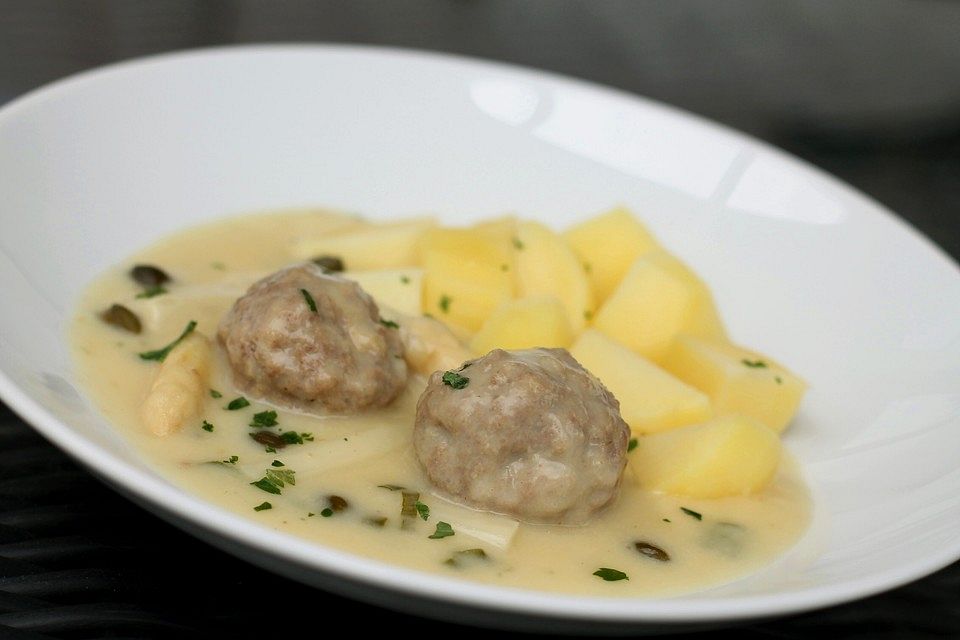 Spargelragout mit Königsberger Klopsen