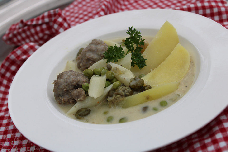 Spargelragout mit Königsberger Klopsen