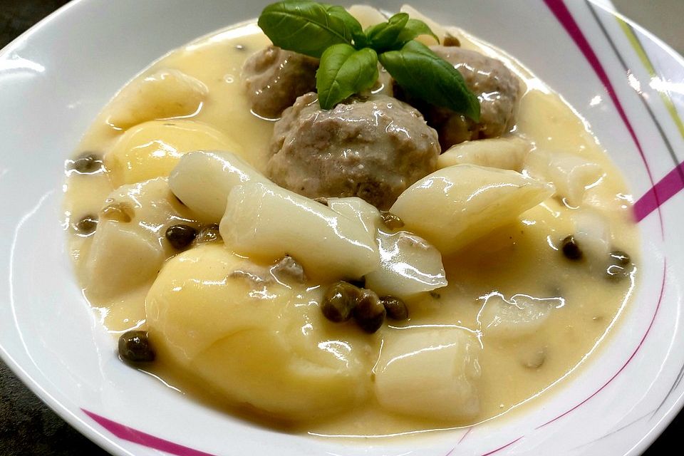 Spargelragout mit Königsberger Klopsen