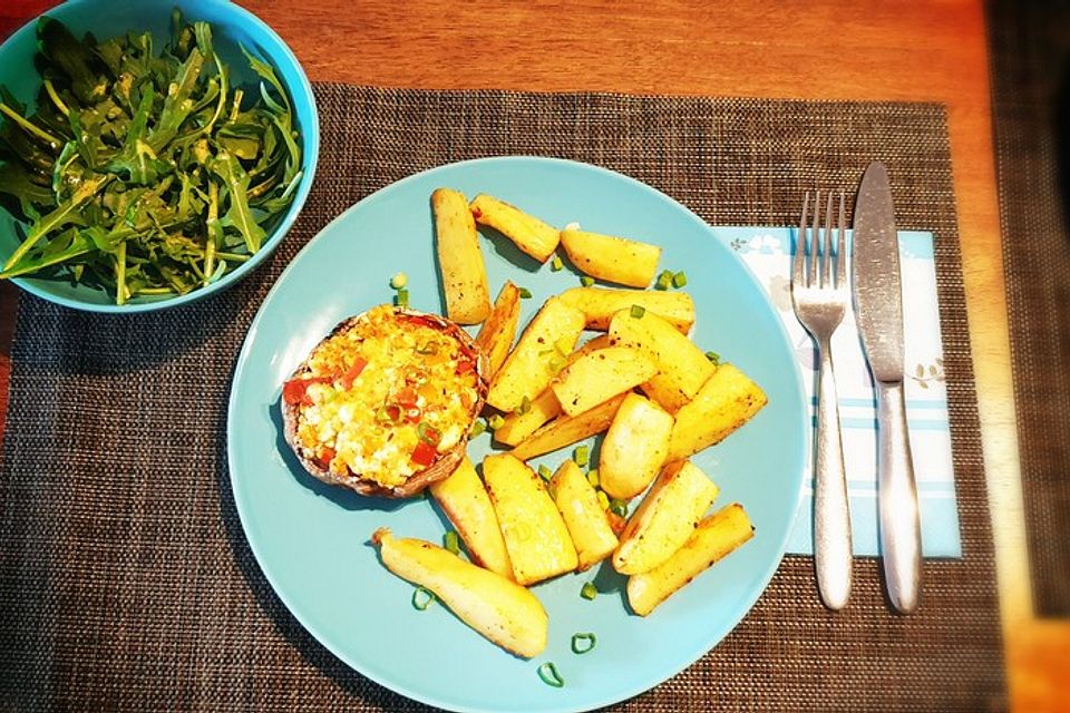 Gefüllter Riesenchampignon mit Ofenkartoffeln und Rucolasalat