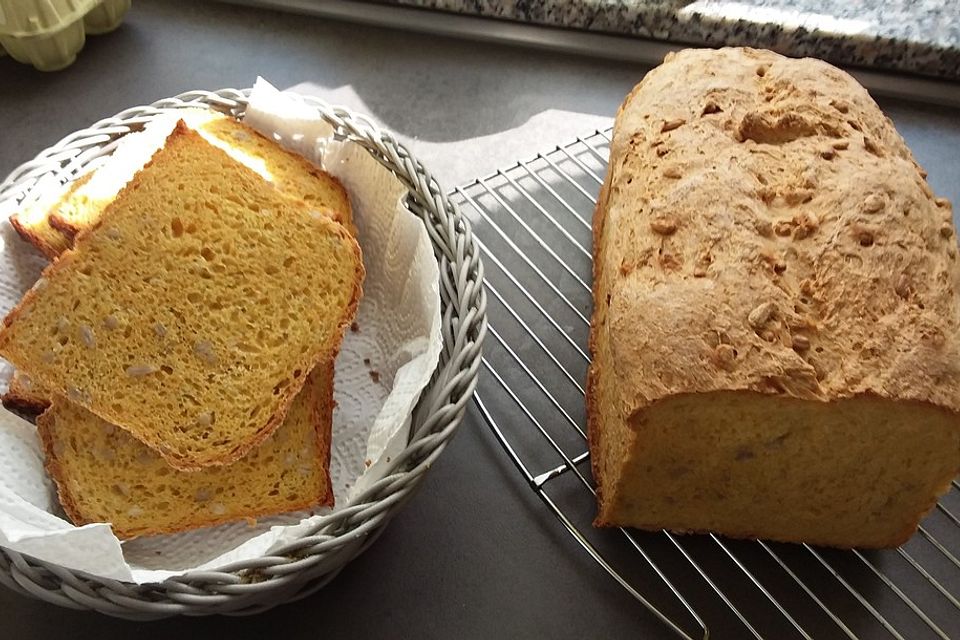 Saftiges Möhrenbrot mit Kernen