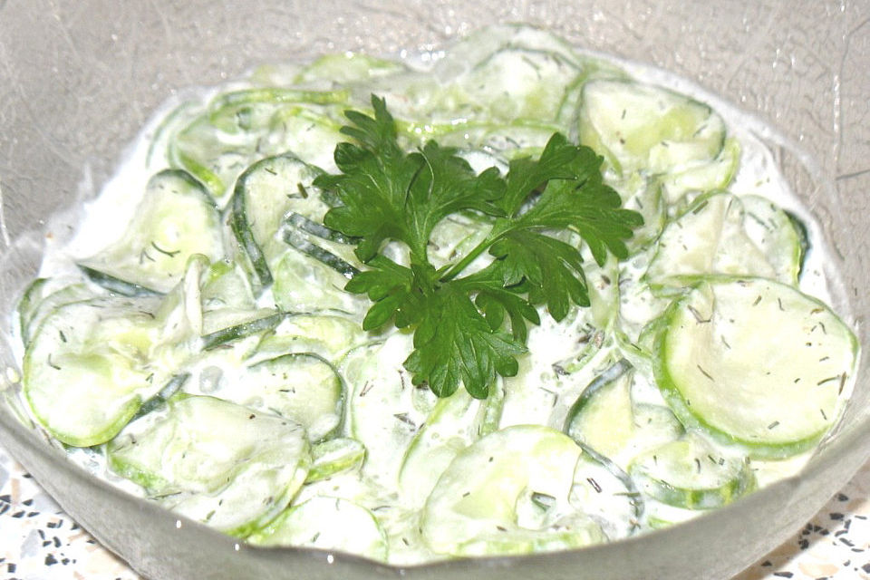 Gurkensalat mit saurer Sahnesauce