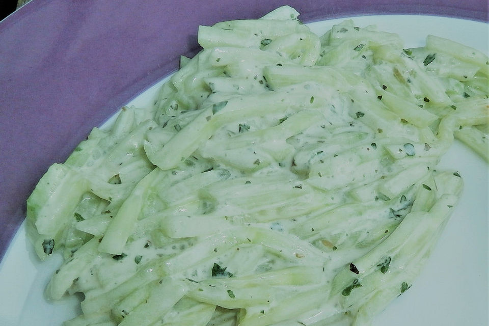 Gurkensalat mit saurer Sahnesauce