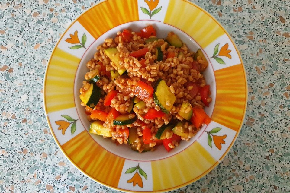 Schnelle vegane Zuchini-Paprika-Tomaten-Pfanne mit Reis