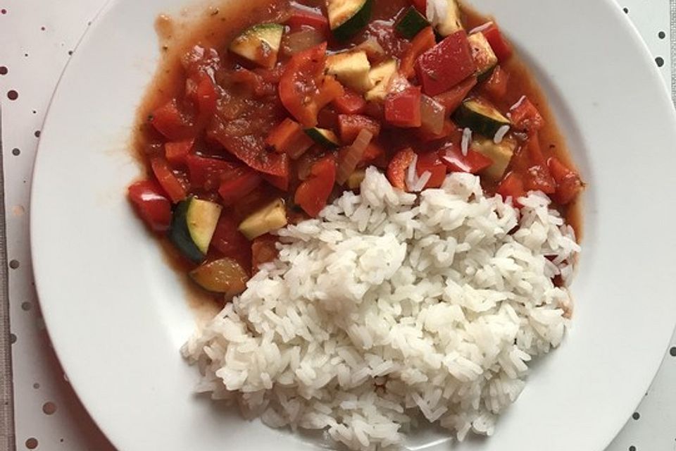 Schnelle vegane Zuchini-Paprika-Tomaten-Pfanne mit Reis