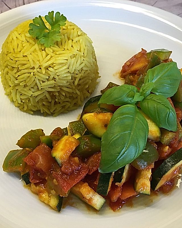 Schnelle vegane Zuchini-Paprika-Tomaten-Pfanne mit Reis