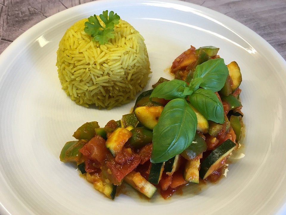 Schnelle vegane Zuchini-Paprika-Tomaten-Pfanne mit Reis von ...