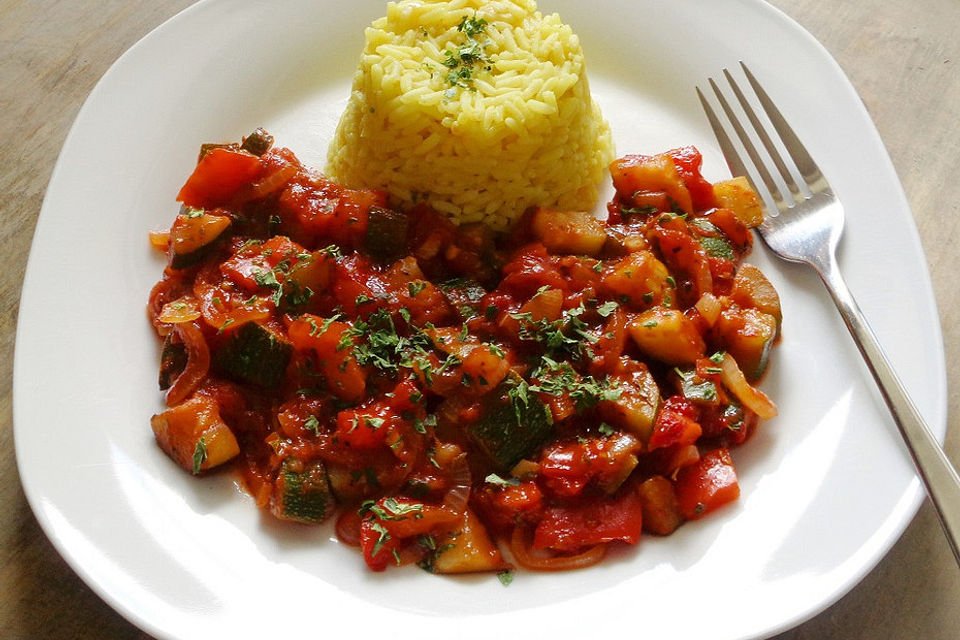 Schnelle vegane Zuchini-Paprika-Tomaten-Pfanne mit Reis