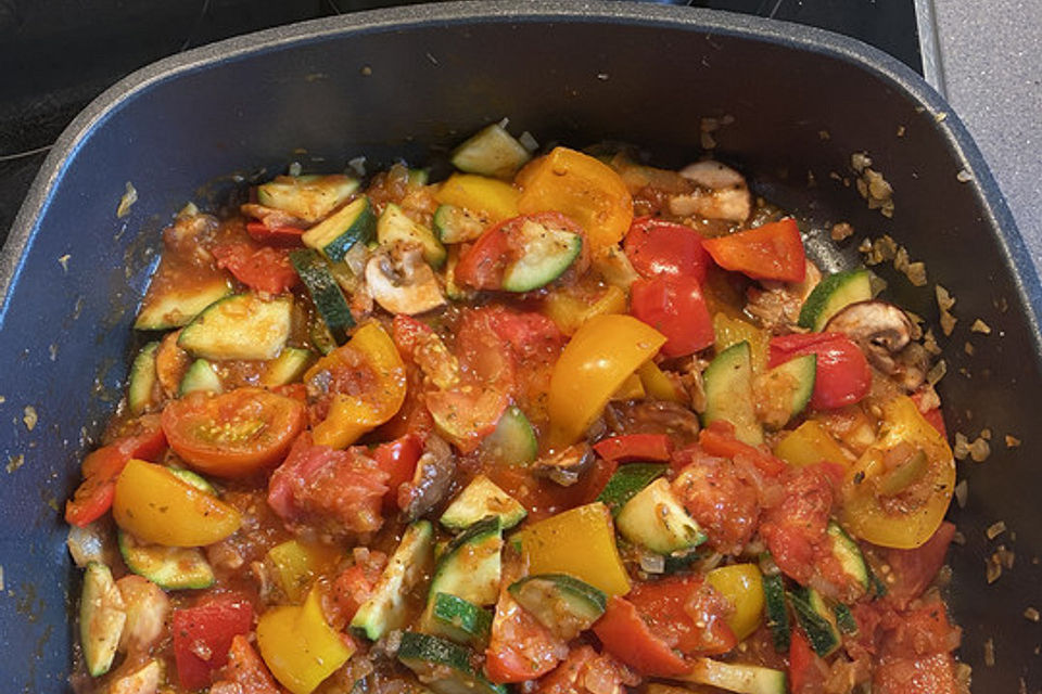 Schnelle vegane Zuchini-Paprika-Tomaten-Pfanne mit Reis