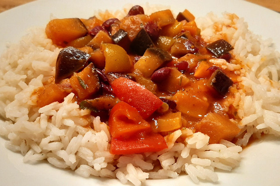 Schnelle vegane Zuchini-Paprika-Tomaten-Pfanne mit Reis