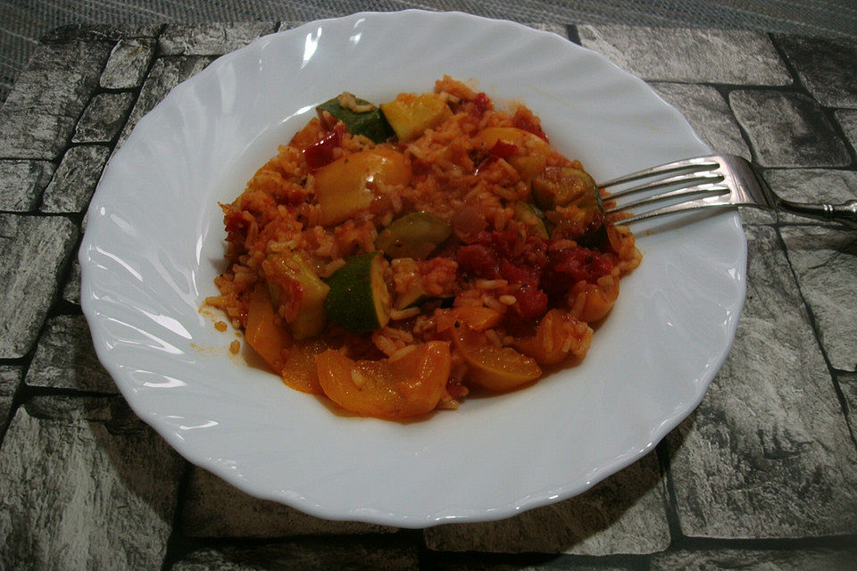 Schnelle vegane Zuchini-Paprika-Tomaten-Pfanne mit Reis