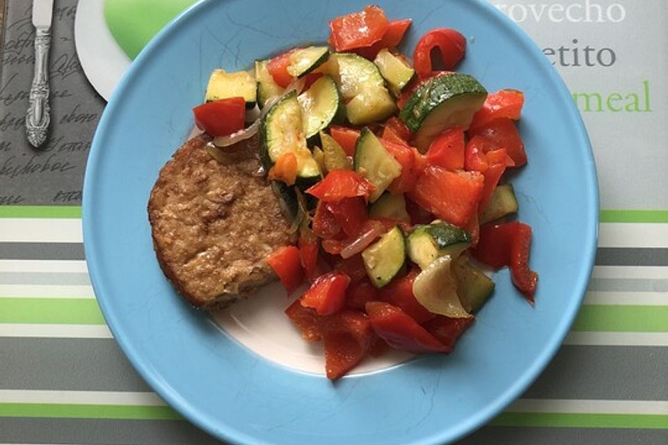 Schnelle vegane Zuchini-Paprika-Tomaten-Pfanne mit Reis