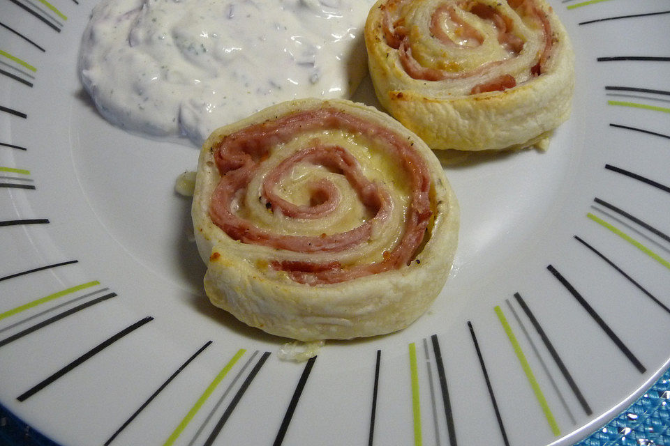 Blätterteigschnecken mit Schinken und Käse