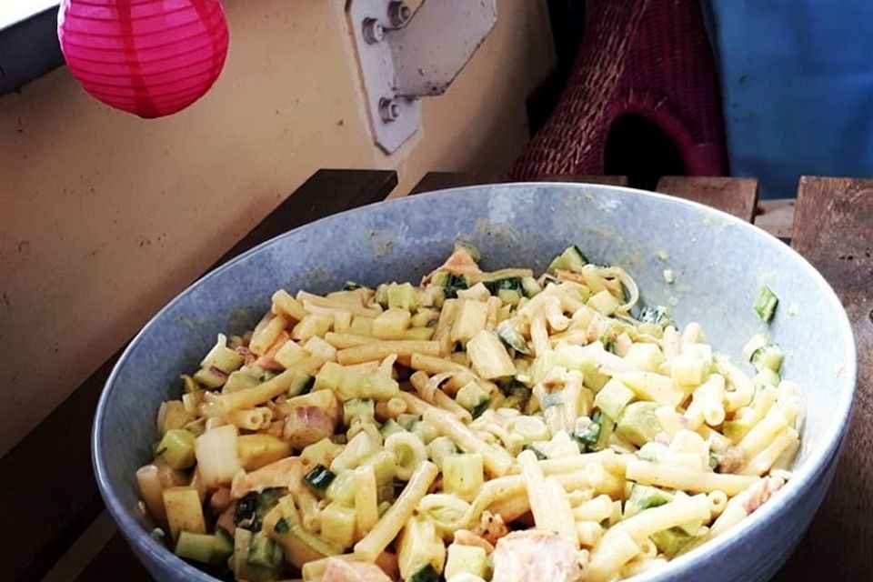 Pastasalat mit Apfel und Lachs