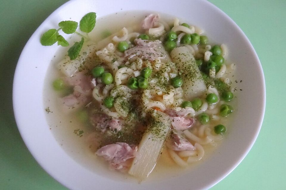 Nudelsuppe mit Hähnchen, Spargel und Zitrone