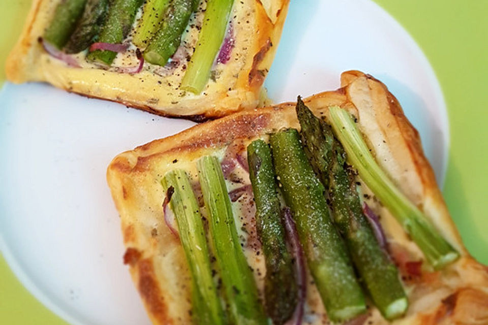 Kleine Spargel-Blätterteig-Tartes