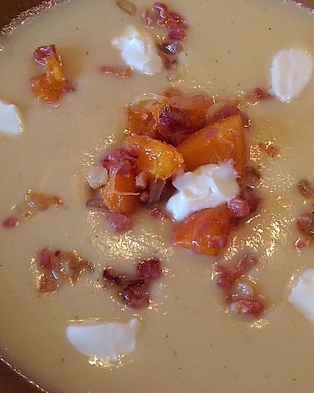 Selleriesüppchen mit Schalotten-Aprikosen-Topping