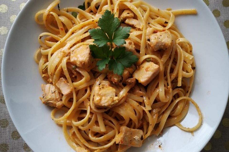 Pasta mit Lachs, Garnelen und Pesto Rustico