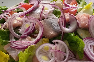 Gemischter Matjes-Salat mit Estragon-Vinaigrette