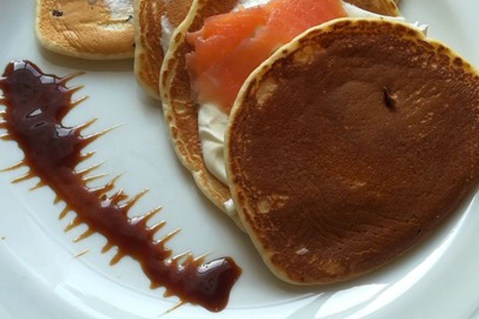 Pancakes mit Lachs und Crème fraîche