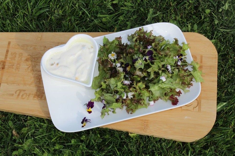 Blattsalat mit Blüten und Maracuja-Dressing mit Crème fraîche