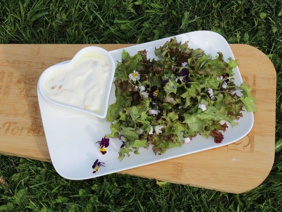 Blattsalat mit Blüten und Maracuja-Dressing mit Crème fraîche von ...