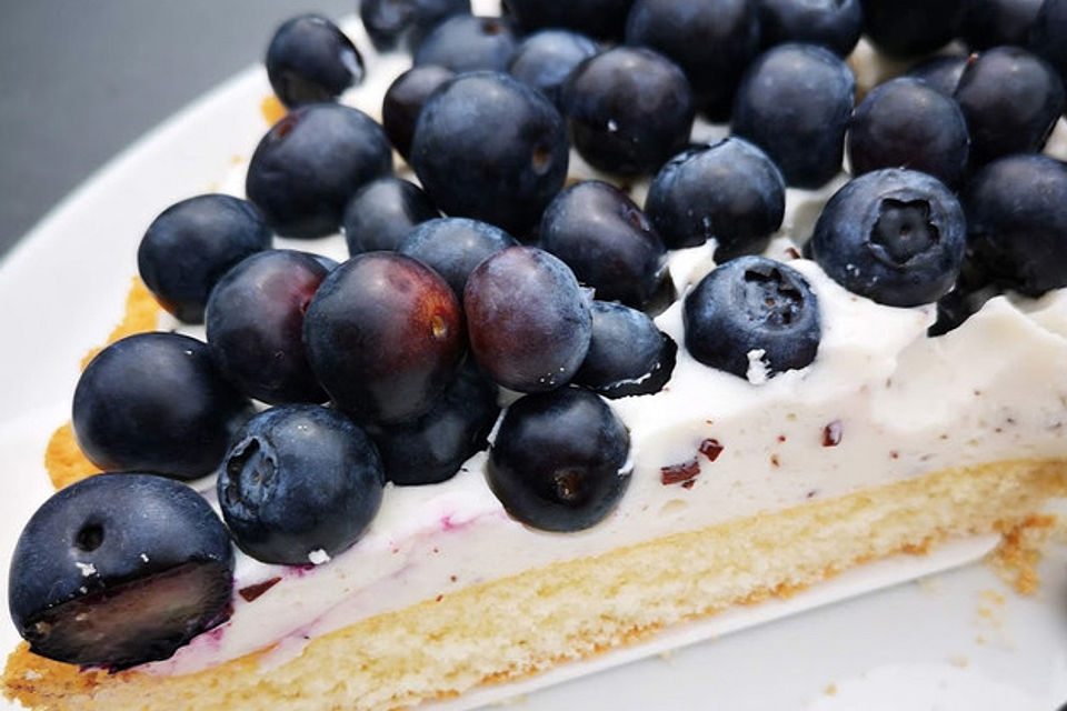 Heidelbeer-Stracciatella-Torte