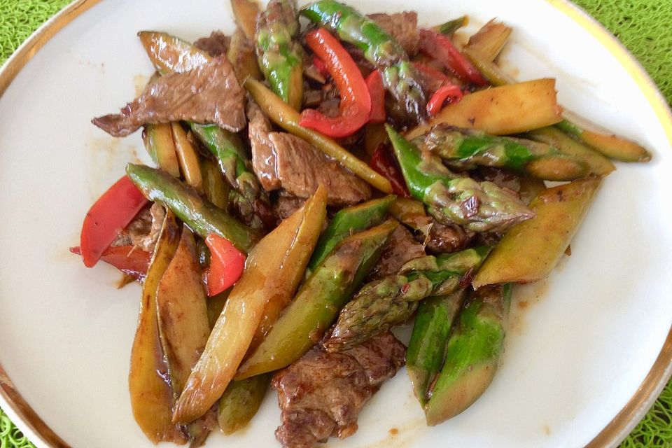 Beef Stirfry mit grünem Spargel aus dem Wok