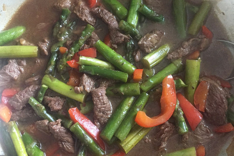 Beef Stirfry mit grünem Spargel aus dem Wok