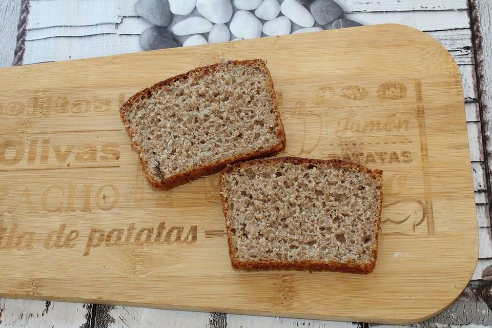 Vollkorn-Sauerteig-Brot mit Kokosmehl, Chiasamen und Sonnenblumenkernen