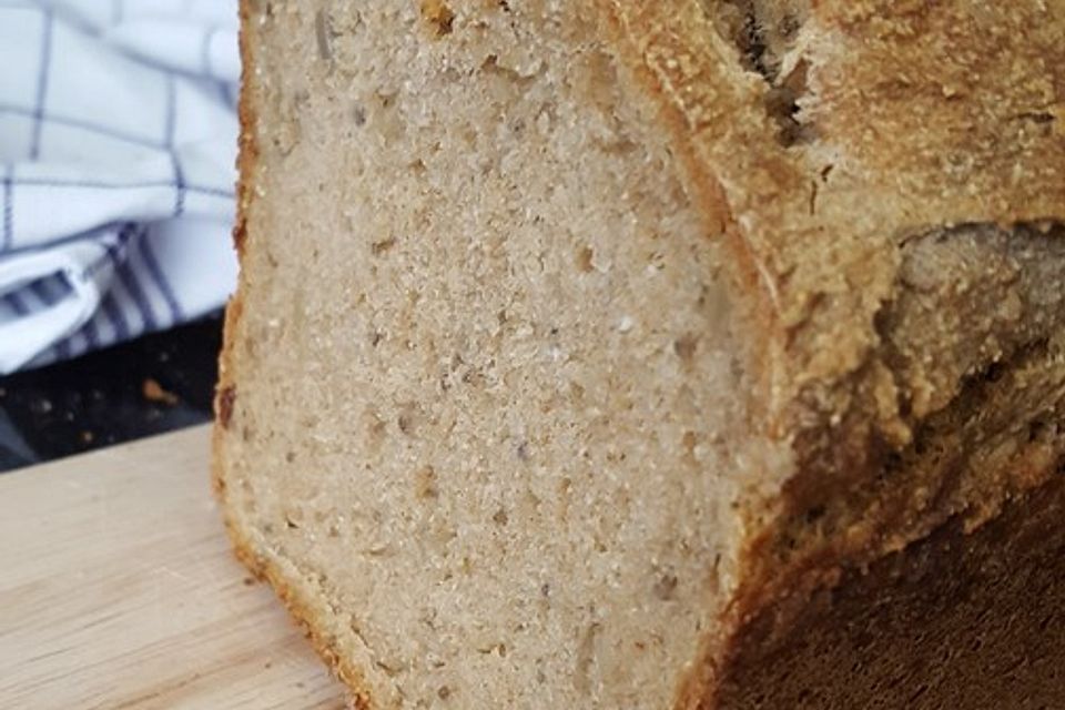 Vollkorn-Sauerteig-Brot mit Kokosmehl, Chiasamen und Sonnenblumenkernen