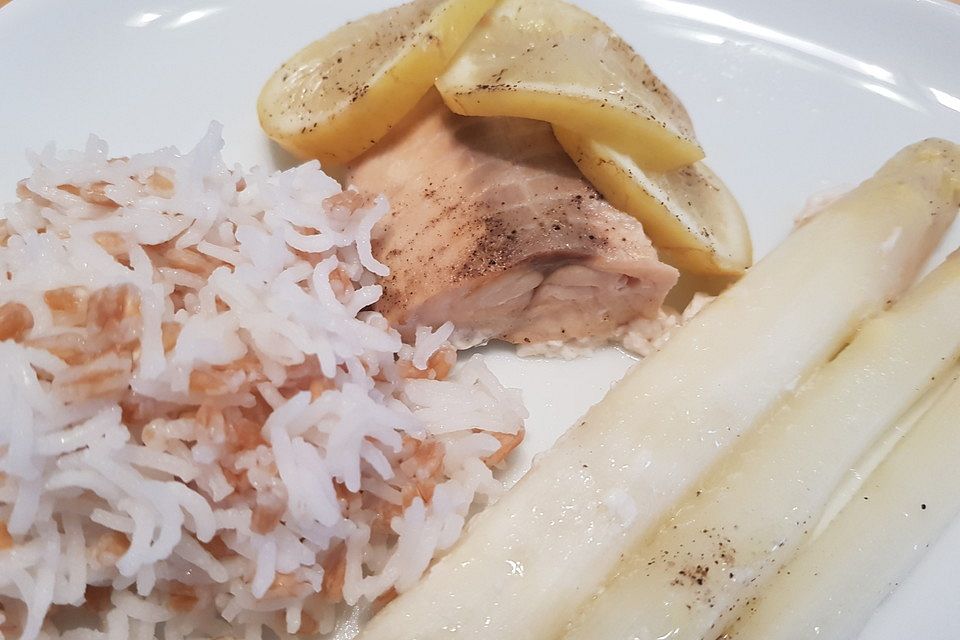 Lachs auf Spargel mit Reis aus dem Dampfgarer