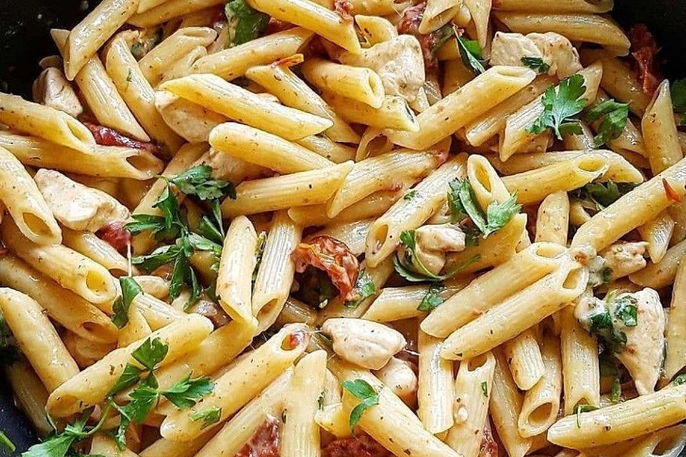 One Pot Pasta mit Hähnchen und Tomate