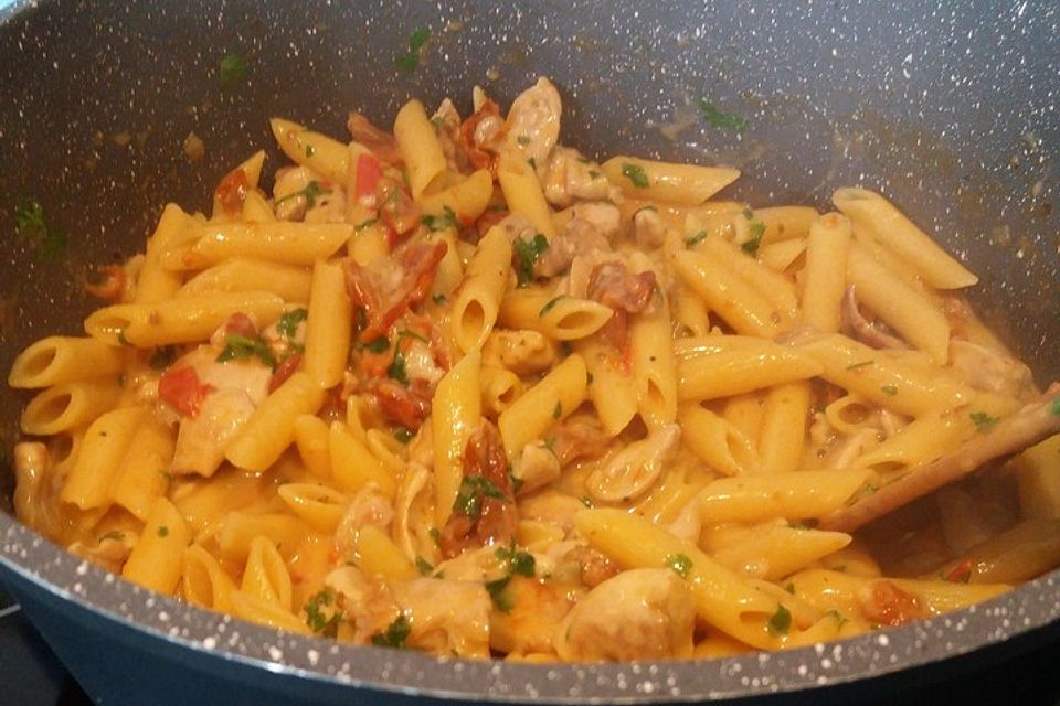 One Pot Pasta mit Hähnchen und Tomate