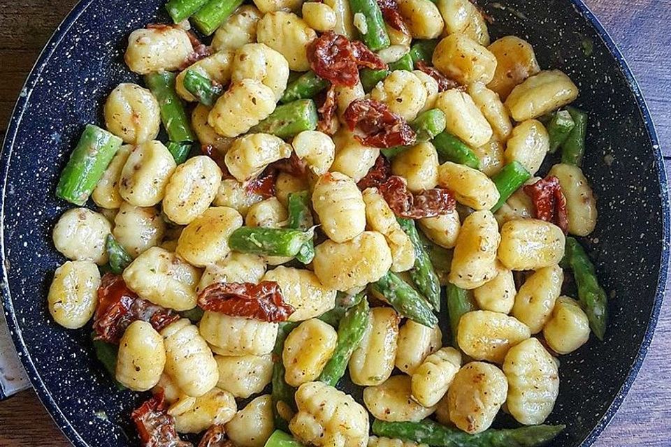 Gnocchi mit Tomaten und grünem Spargel