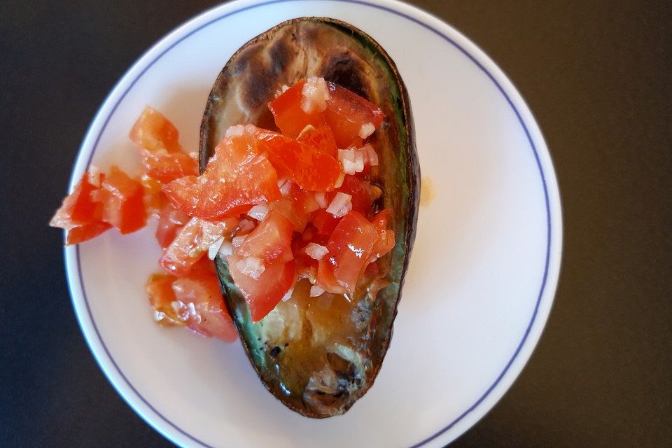 Gegrillte Avocado mit Tomatensalsa