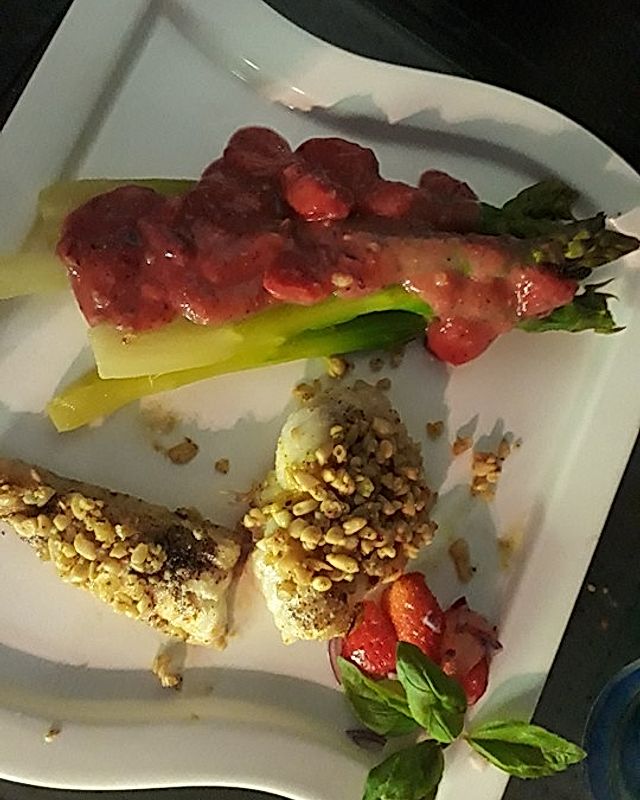 Fischfilet mit Pistazienkruste mit Spargel und Erdbeeren