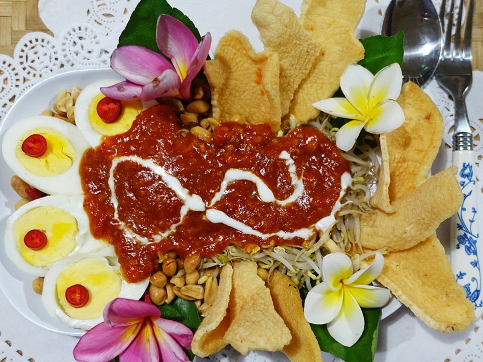 Hartgekochte Eier auf Balado Art mit Krabbenbrot von dieter_sedlaczek ...