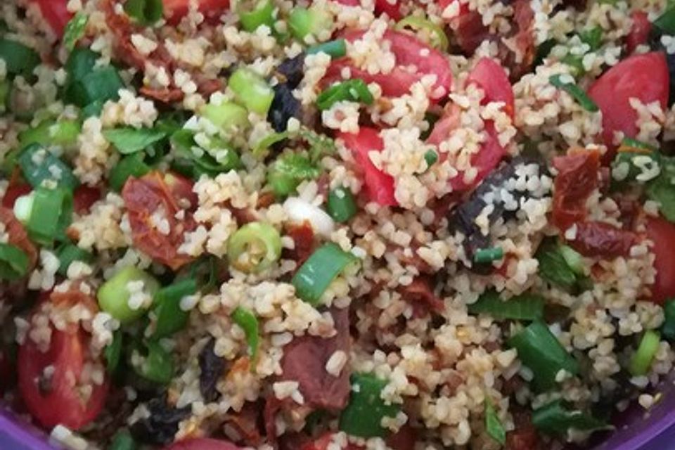 Bulgursalat mit getrockneten Pflaumen und Tomaten