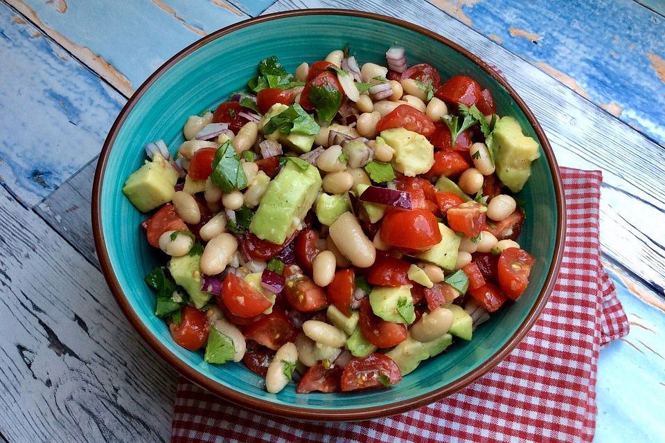 Tomatensalat mit Avocado und Bohnen